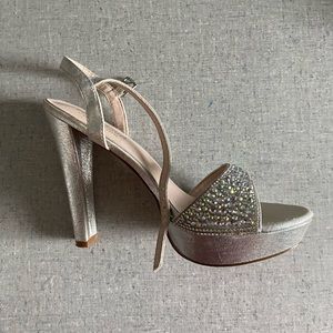 DE BLOSSOM WOMENS HEEL SIZE 9